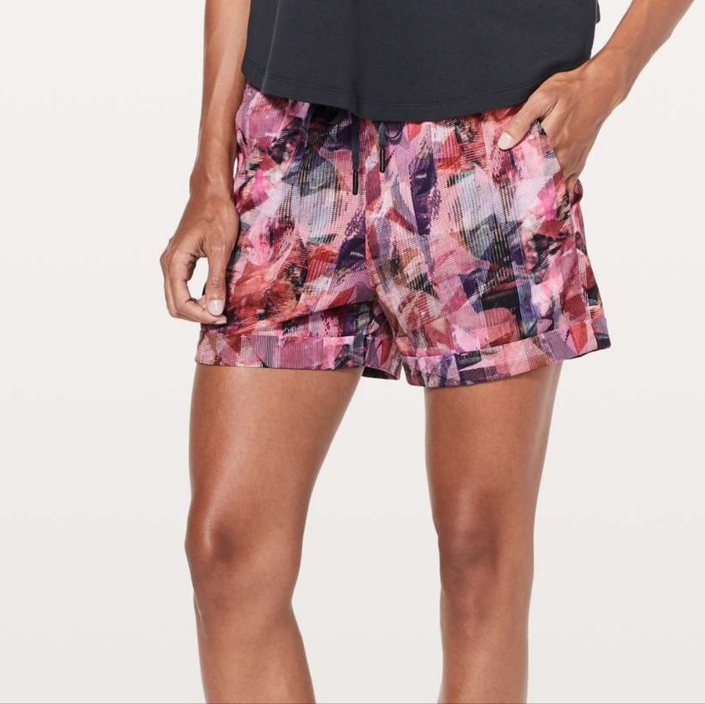 EUC Lululemon Spring Break Away Short *4-way Stretch 3"Sun Dazed Multi Pink Size